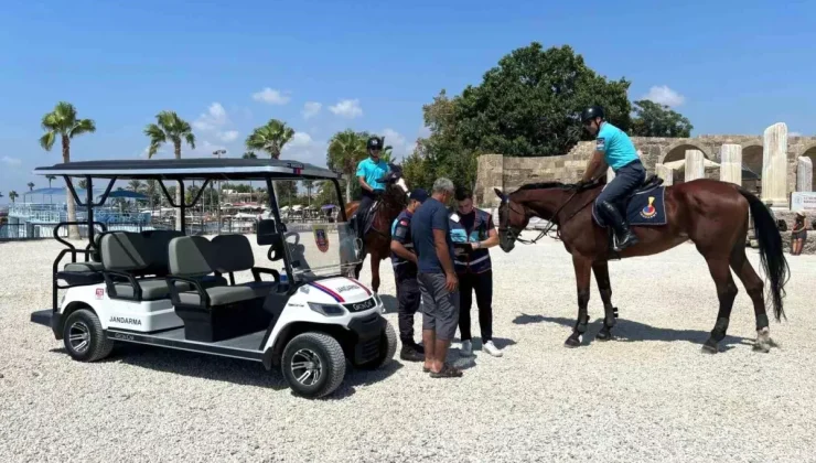 Antalya’da Atlı Jandarma Ekipleri Sahil ve Plajların Güvenliğini Sağlıyor