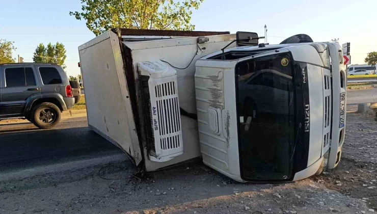 Manavgat’ta kamyonet devrildi, sürücü yaralandı