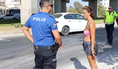 Bikini ile Yolda Yürüyen Kadın Trafiği Tehlikeye Düşürdü