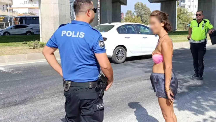 Bikini ile Yolda Yürüyen Kadın Trafiği Tehlikeye Düşürdü